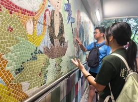 【 東 涌 行 走 間 的 牆 上 驚 喜 】🏞️八號風球前夕，東涌卻難得天朗氣清。「東涌有畫講」社區導賞團如常舉行，帶領參加者細看東涌壁畫背後的故事。我們沿着海堤石壆走去，牆上的壁畫十年間