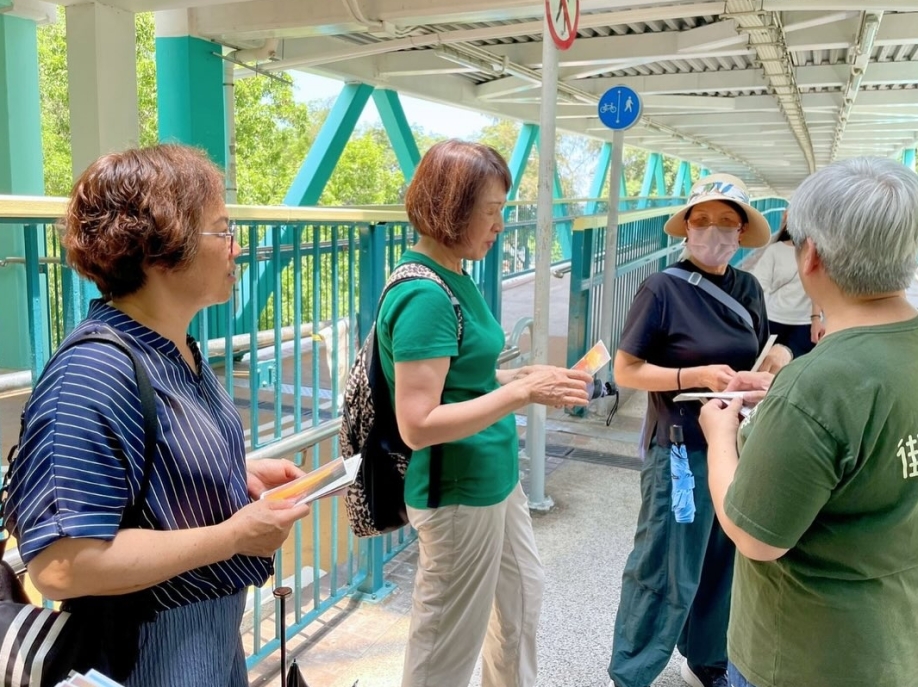 🌾【 三 姊 妹 回 憶 中 的 舊 東 涌 】🛖六月初星期六上午，我們如常在滿東天橋擺街站，竟然有意料之外的收穫，遇到回來探望母親的羅氏三姊妹，跟我們娓娓道來東涌數十年的改變。羅氏三姊妹 (1)