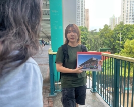 【 東 涌 行 走 間 的 牆 上 驚 喜 】🏞️八號風球前夕，東涌卻難得天朗氣清。「東涌有畫講」社區導賞團如常舉行，帶領參加者細看東涌壁畫背後的故事。我們沿着海堤石壆走去，牆上的壁畫十年間 (1)