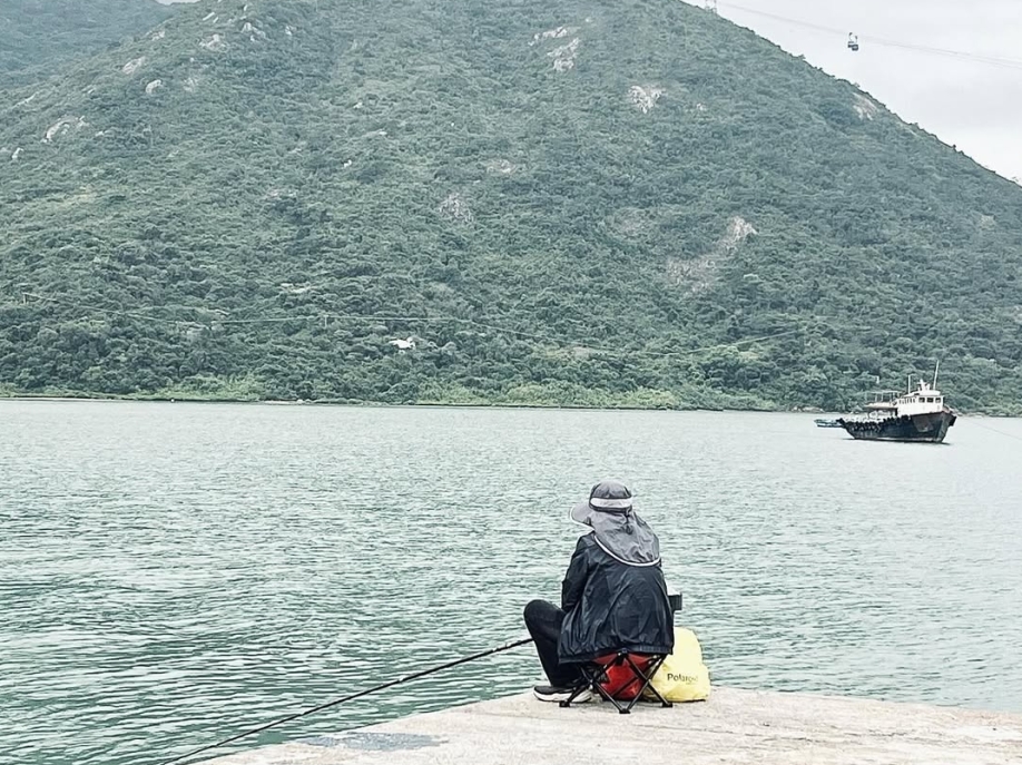 🚠【 街 站 日 常 ｜你好，東涌 】👋一路穿過逸東邨便到達街站的常到之處，甚少踏入東涌的筆者四周觀望這個社區的公共建築🏠。第一次到來，很容易就會被逸東邨旁的香港街市的懷舊裝飾吸引——舊 (4)