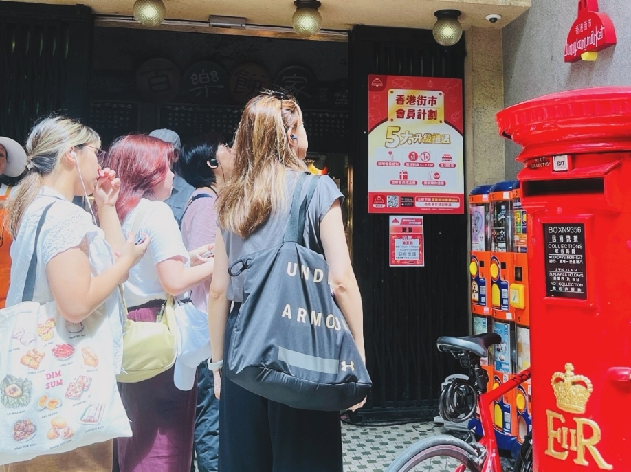 🌆一條千禧年落成的屋邨，二十年會經歷怎樣的變化？..我們漫步逸東邨，眼前是一頭金漆剝落的金牛，靜靜站在公園中央。它或許早已不再吸引目光，但多年來一直陪伴著居民的生活——孩子在旁玩耍、長者晨運 (2)