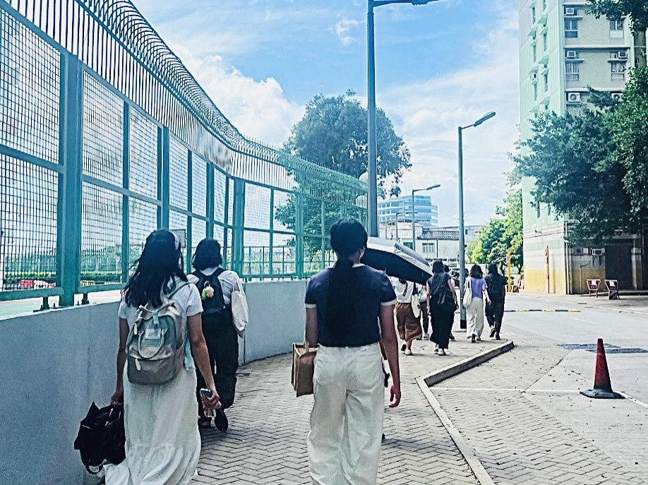 🌆一條千禧年落成的屋邨，二十年會經歷怎樣的變化？..我們漫步逸東邨，眼前是一頭金漆剝落的金牛，靜靜站在公園中央。它或許早已不再吸引目光，但多年來一直陪伴著居民的生活——孩子在旁玩耍、長者晨運 (3)