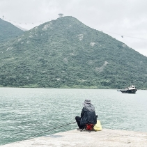 🚠【 街 站 日 常 ｜你好，東涌 】👋一路穿過逸東邨便到達街站的常到之處，甚少踏入東涌的筆者四周觀望這個社區的公共建築🏠。第一次到來，很容易就會被逸東邨旁的香港街市的懷舊裝飾吸引——舊 (4)