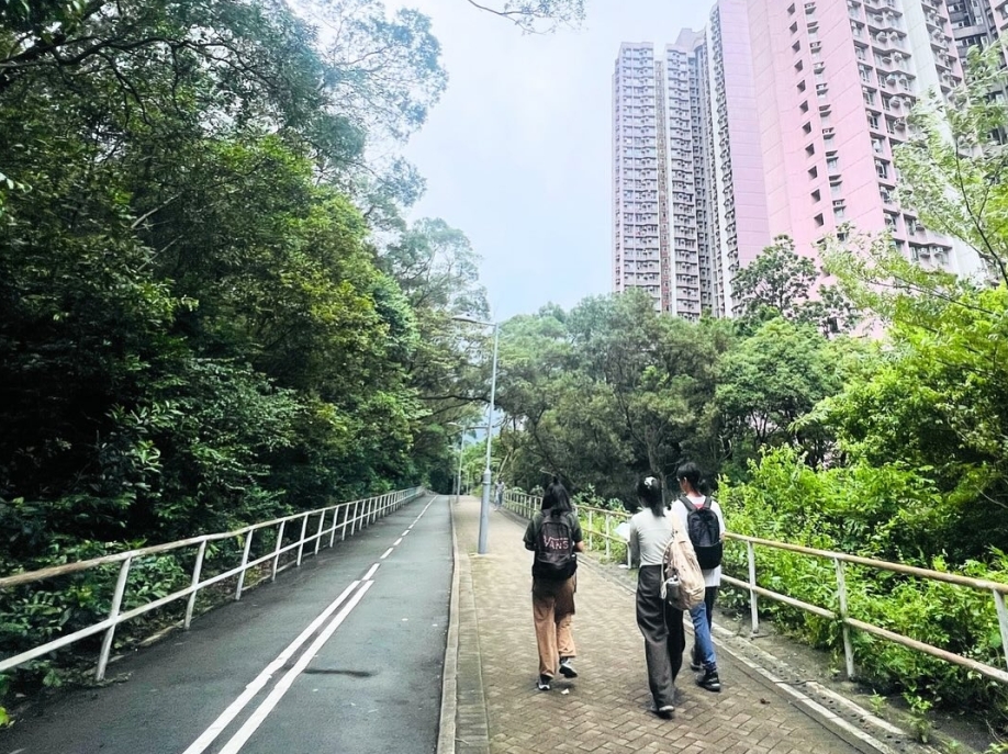 【🌇 想像中的東涌？🌇 】培訓中段，一班參加組織者培訓的學員來到東涌為各自的社區意念進行考察，開始前各人分對東涌的印象：十居其九都是「機場旁邊的新市鎮」。✈️🏙️直到看見富東邨和逸東邨— (1)