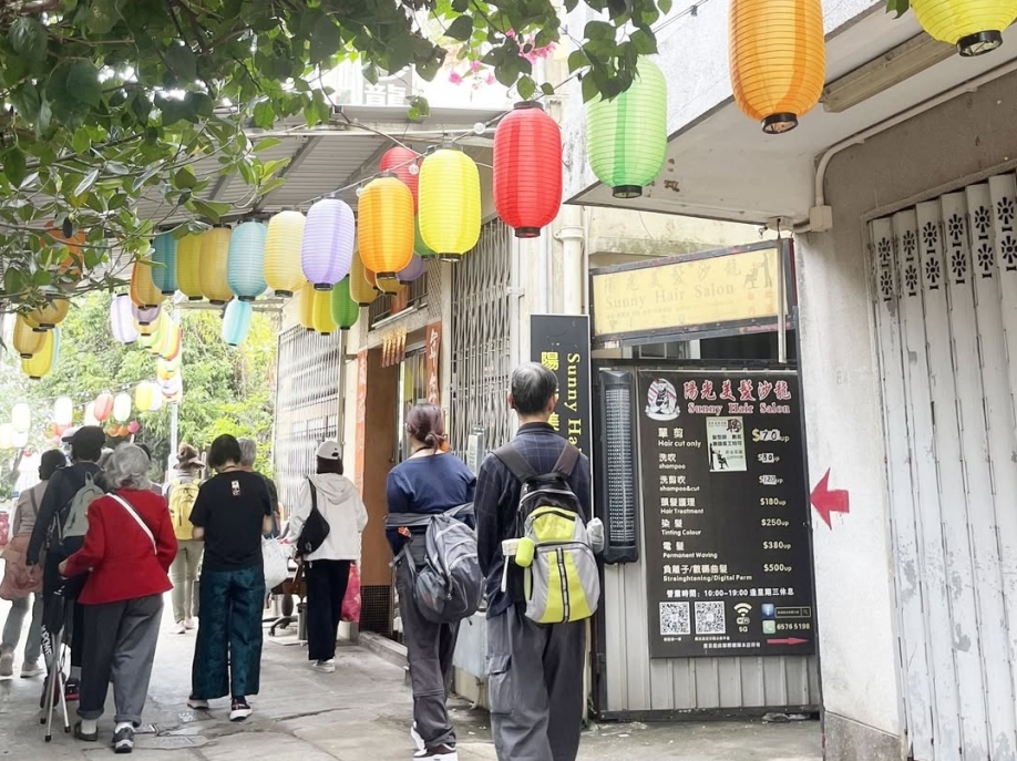 🌿【街站日常｜東涌的人與風景】🌈我們在街頭遇上兩位街坊，他們來自不同背景，但都用自己的方式細味東涌的生活。👷_♂️ 新 居 民 阿 紅 👷_♂️紅從內地搬到東涌一年多，在附近地盤工作， (2)