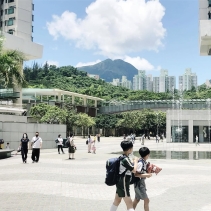 🚠【 街 站 日 常 ｜你好，東涌 】👋一路穿過逸東邨便到達街站的常到之處，甚少踏入東涌的筆者四周觀望這個社區的公共建築🏠。第一次到來，很容易就會被逸東邨旁的香港街市的懷舊裝飾吸引——舊 (6)