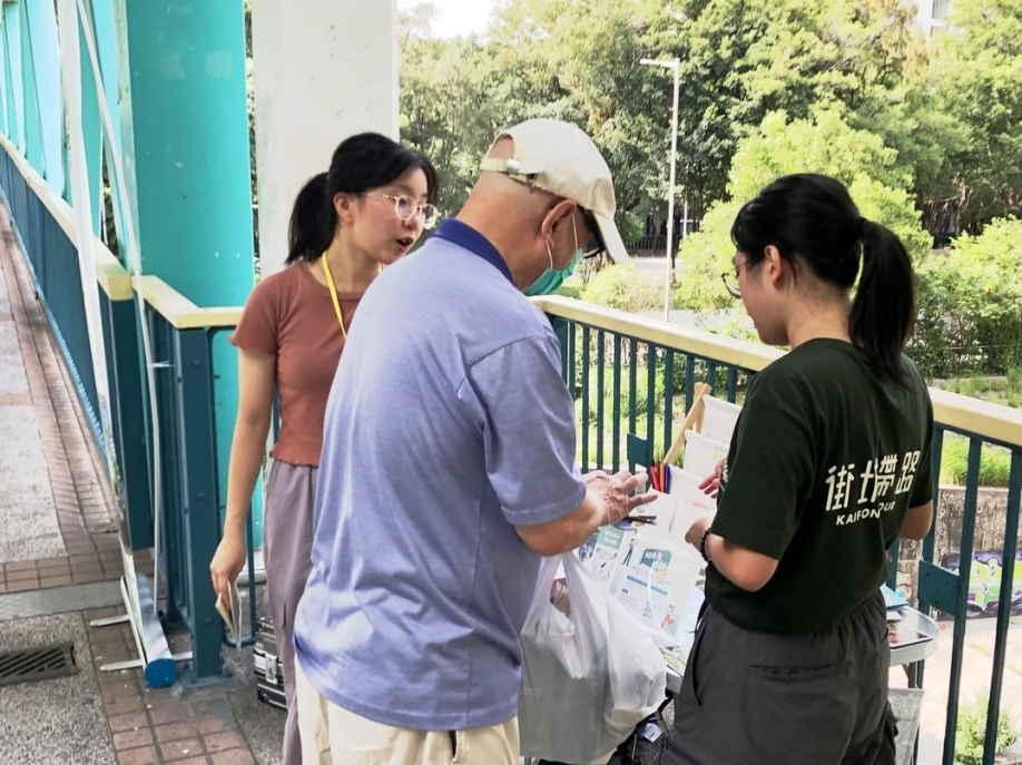 🌿【街站日常｜東涌的人與風景】🌈我們在街頭遇上兩位街坊，他們來自不同背景，但都用自己的方式細味東涌的生活。👷_♂️ 新 居 民 阿 紅 👷_♂️紅從內地搬到東涌一年多，在附近地盤工作， (3)