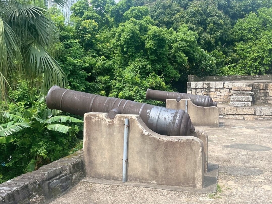 🌾【 三 姊 妹 回 憶 中 的 舊 東 涌 】🛖六月初星期六上午，我們如常在滿東天橋擺街站，竟然有意料之外的收穫，遇到回來探望母親的羅氏三姊妹，跟我們娓娓道來東涌數十年的改變。羅氏三姊妹 (2)