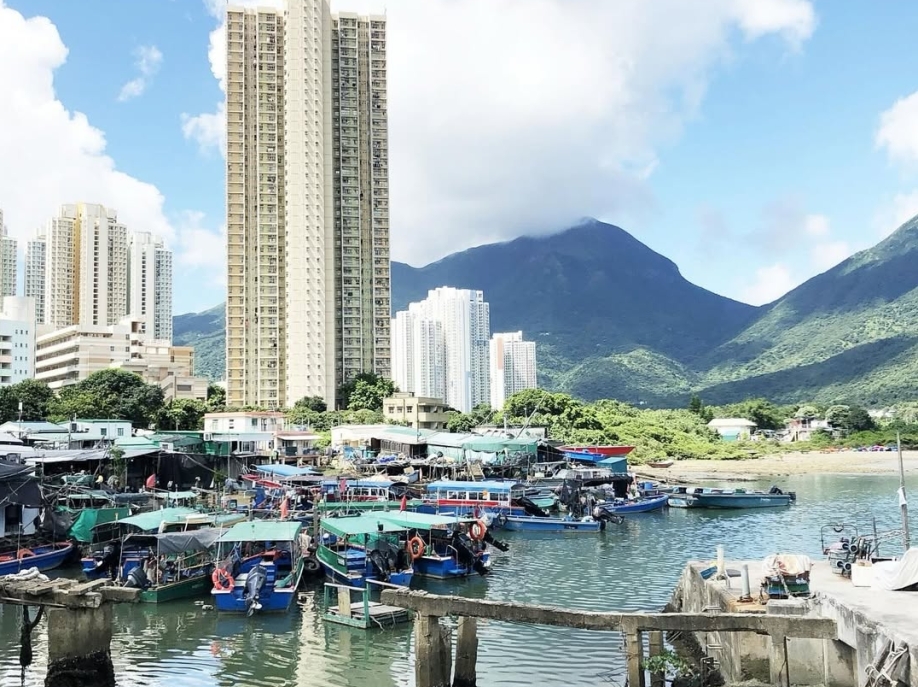 🚠【 街 站 日 常 ｜你好，東涌 】👋一路穿過逸東邨便到達街站的常到之處，甚少踏入東涌的筆者四周觀望這個社區的公共建築🏠。第一次到來，很容易就會被逸東邨旁的香港街市的懷舊裝飾吸引——舊 (1)