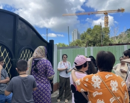 【 和 而 不 同：清 真 與 侯 王 】🤝最近一次「宗教自遊」有來自不同文化背景的東涌街坊參與，有本地華裔的姨姨們，還有穆斯林的婦女和小孩。第一站是東涌清真寺(伊斯梅爾清真寺及社區中心)， (1)