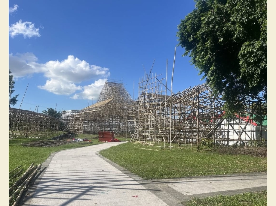 【 和 而 不 同：清 真 與 侯 王 】🤝最近一次「宗教自遊」有來自不同文化背景的東涌街坊參與，有本地華裔的姨姨們，還有穆斯林的婦女和小孩。第一站是東涌清真寺(伊斯梅爾清真寺及社區中心)， (2)