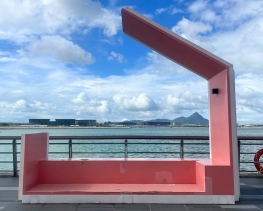 【 東 涌 行 走 間 的 牆 上 驚 喜 】🏞️八號風球前夕，東涌卻難得天朗氣清。「東涌有畫講」社區導賞團如常舉行，帶領參加者細看東涌壁畫背後的故事。我們沿着海堤石壆走去，牆上的壁畫十年間 (4)