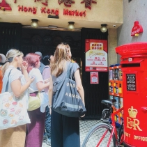 🌆一條千禧年落成的屋邨，二十年會經歷怎樣的變化？..我們漫步逸東邨，眼前是一頭金漆剝落的金牛，靜靜站在公園中央。它或許早已不再吸引目光，但多年來一直陪伴著居民的生活——孩子在旁玩耍、長者晨運 (2)