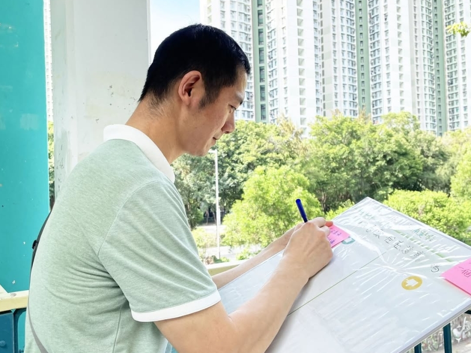 🌿【街站日常｜東涌的人與風景】🌈我們在街頭遇上兩位街坊，他們來自不同背景，但都用自己的方式細味東涌的生活。👷_♂️ 新 居 民 阿 紅 👷_♂️紅從內地搬到東涌一年多，在附近地盤工作， (1)