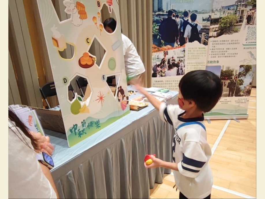 🌕【 與 社 區 共 度 佳 節 】🏮.早前，「清涌覺樂」應東環邀請參與由屋苑主辦的中秋攤位—— 團隊聯同社區導師精心籌劃了幾個以綠色導賞為主題的攤位遊戲，讓居民、家庭、小朋友可以輕鬆愉快 (2)