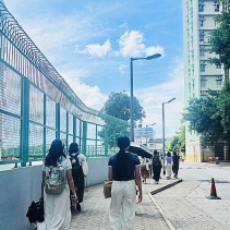 🌆一條千禧年落成的屋邨，二十年會經歷怎樣的變化？..我們漫步逸東邨，眼前是一頭金漆剝落的金牛，靜靜站在公園中央。它或許早已不再吸引目光，但多年來一直陪伴著居民的生活——孩子在旁玩耍、長者晨運 (3)