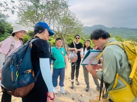 【 史 前 生 物 】還記得第一次遇見馬蹄蟹(又名鱟)的地方嗎？🦀或許是海鮮餐廳和攤檔。這樣的邂逅會否讓一般人把牠誤以為是美食？假若我們在牠的出生地及成長的泥灘相遇，又會否有一種難以言喻的感