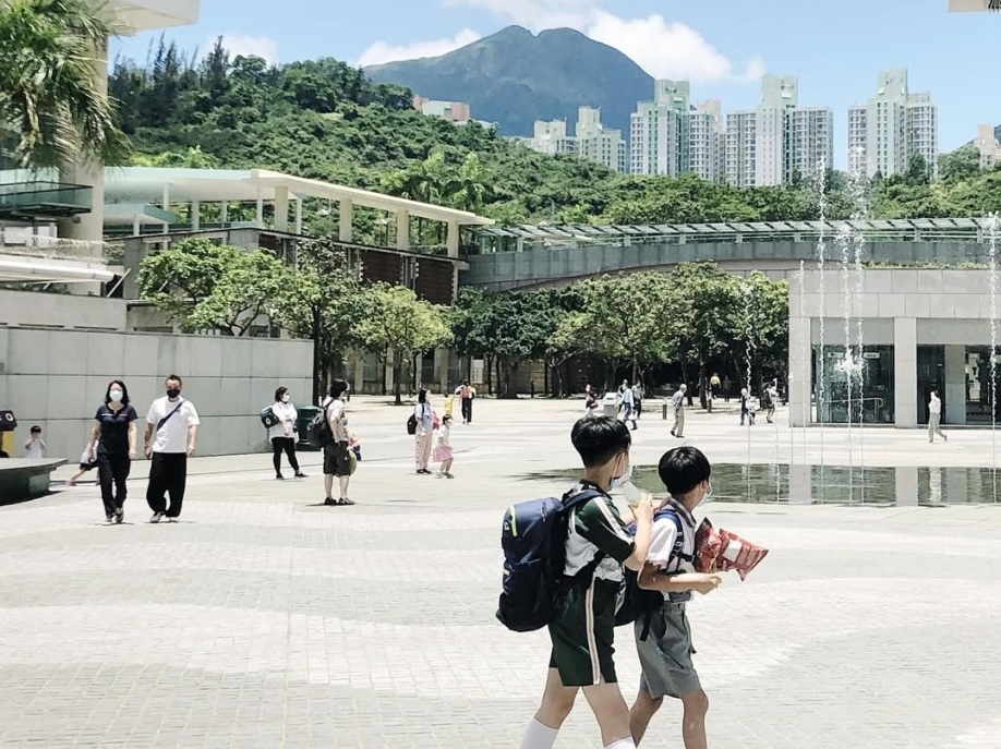 🚠【 街 站 日 常 ｜你好，東涌 】👋一路穿過逸東邨便到達街站的常到之處，甚少踏入東涌的筆者四周觀望這個社區的公共建築🏠。第一次到來，很容易就會被逸東邨旁的香港街市的懷舊裝飾吸引——舊 (6)