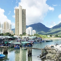 🚠【 街 站 日 常 ｜你好，東涌 】👋一路穿過逸東邨便到達街站的常到之處，甚少踏入東涌的筆者四周觀望這個社區的公共建築🏠。第一次到來，很容易就會被逸東邨旁的香港街市的懷舊裝飾吸引——舊 (1)