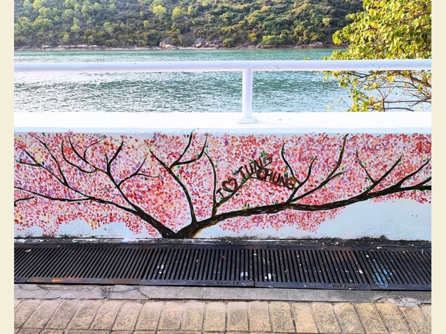 【 東 涌 行 走 間 的 牆 上 驚 喜 】🏞️八號風球前夕，東涌卻難得天朗氣清。「東涌有畫講」社區導賞團如常舉行，帶領參加者細看東涌壁畫背後的故事。我們沿着海堤石壆走去，牆上的壁畫十年間 (2)