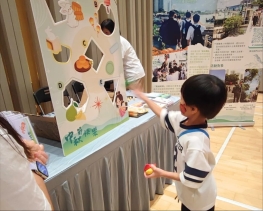 🌕【 與 社 區 共 度 佳 節 】🏮.早前，「清涌覺樂」應東環邀請參與由屋苑主辦的中秋攤位—— 團隊聯同社區導師精心籌劃了幾個以綠色導賞為主題的攤位遊戲，讓居民、家庭、小朋友可以輕鬆愉快 (2)