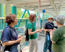 🌾【 三 姊 妹 回 憶 中 的 舊 東 涌 】🛖六月初星期六上午，我們如常在滿東天橋擺街站，竟然有意料之外的收穫，遇到回來探望母親的羅氏三姊妹，跟我們娓娓道來東涌數十年的改變。羅氏三姊妹 (1)
