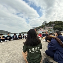 【 心凝形釋 - 始得東涌漫遊記 】 💭🌿你有多久沒試過靜下心來，擁抱自己身體的聲音？日前我們清涌覺樂社區導師帶領一群中四學生到東涌，遊走於逸東邨、馬灣涌村及砲台，認識這個他們大部分師生第 (1)