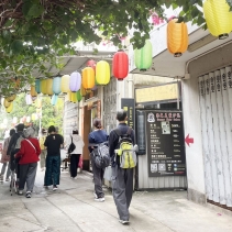 🌿【街站日常｜東涌的人與風景】🌈我們在街頭遇上兩位街坊，他們來自不同背景，但都用自己的方式細味東涌的生活。👷_♂️ 新 居 民 阿 紅 👷_♂️紅從內地搬到東涌一年多，在附近地盤工作， (2)