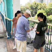 🌿【街站日常｜東涌的人與風景】🌈我們在街頭遇上兩位街坊，他們來自不同背景，但都用自己的方式細味東涌的生活。👷_♂️ 新 居 民 阿 紅 👷_♂️紅從內地搬到東涌一年多，在附近地盤工作， (3)
