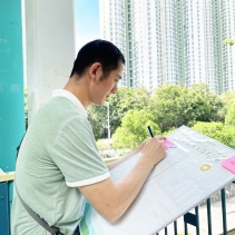 🌿【街站日常｜東涌的人與風景】🌈我們在街頭遇上兩位街坊，他們來自不同背景，但都用自己的方式細味東涌的生活。👷_♂️ 新 居 民 阿 紅 👷_♂️紅從內地搬到東涌一年多，在附近地盤工作， (1)